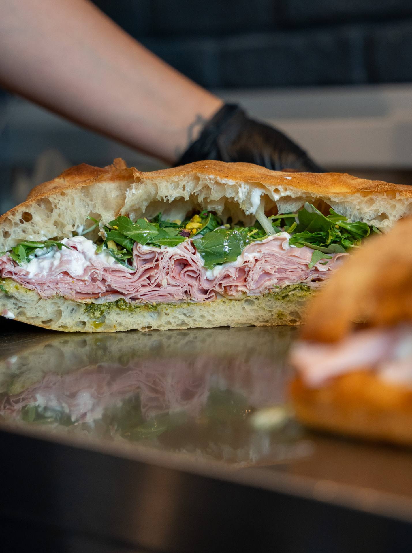 Focaccia coupée, jambon, stracciatella et roquette