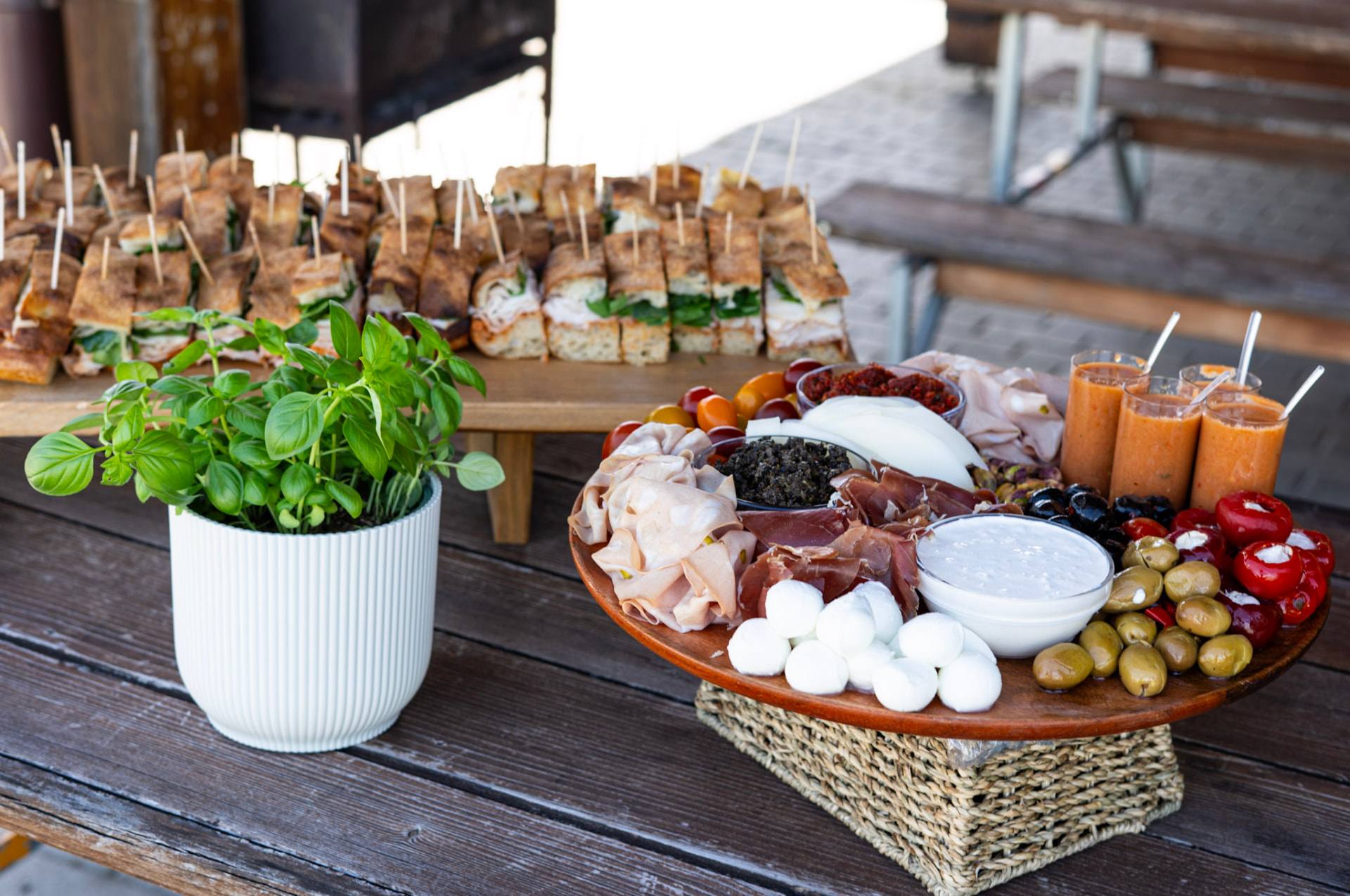 Table d'apéritif dînatoire avec plateau d'antipasti et bouchées de focaccia